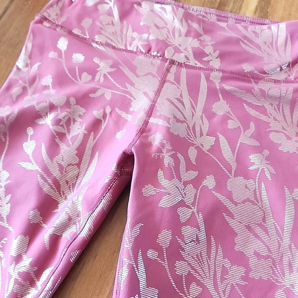 PINK w/ SILVER METALLIC Capri, Activewear, Small-Medium (no tag!)😍 - Picture 2 of 5